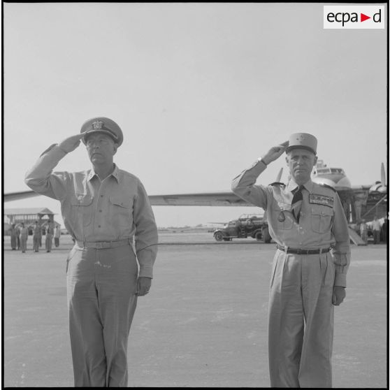 L'amiral Radford et le général Salan saluant lors de la revue à l'aéroport de Gia Lam.