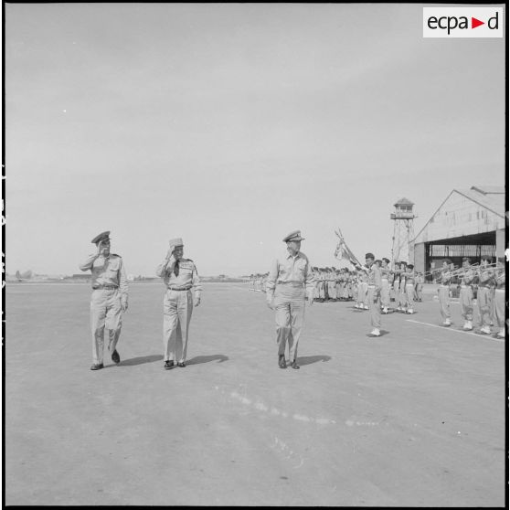 Le général Salan, l'amiral Auboyneau et l'amiral Radford passent les troupes en revue à l'aéroport de Gia Lam.