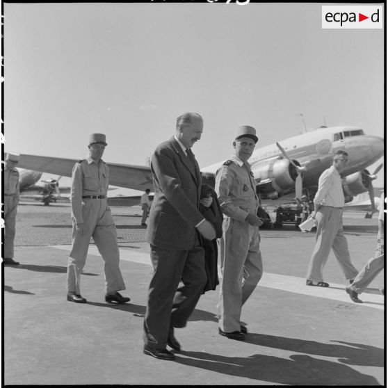 Le général Koening et le général Salan à l'aéroport de Gia Lam.