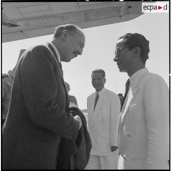 Le général Koening salue une personnalité vietnamienne à l'aéroport de Gia Lam.