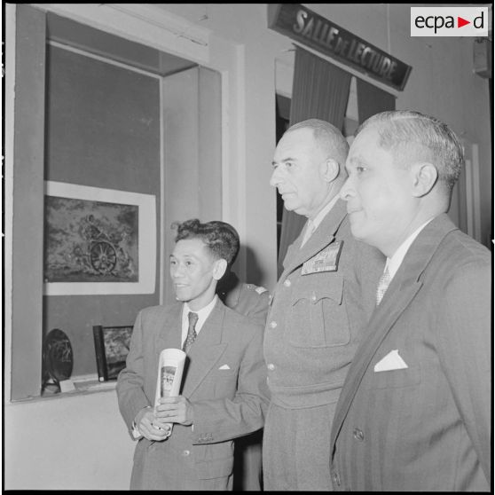 Inauguration de l'exposition de M. Nguyen Huyen organisée dans le hall du Service d'information français d'Hanoï.