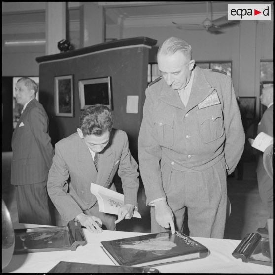Inauguration de l'exposition de M. Nguyen Huyen organisée dans le hall du Service d'information français d'Hanoï.