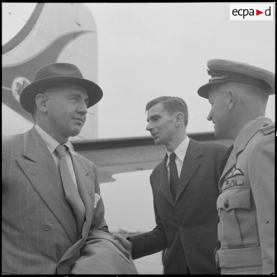 Arrivée de M. Mac Mahon, ministre australien de l'Aviation et de la Marine, à l'aéroport de Gia Lam.