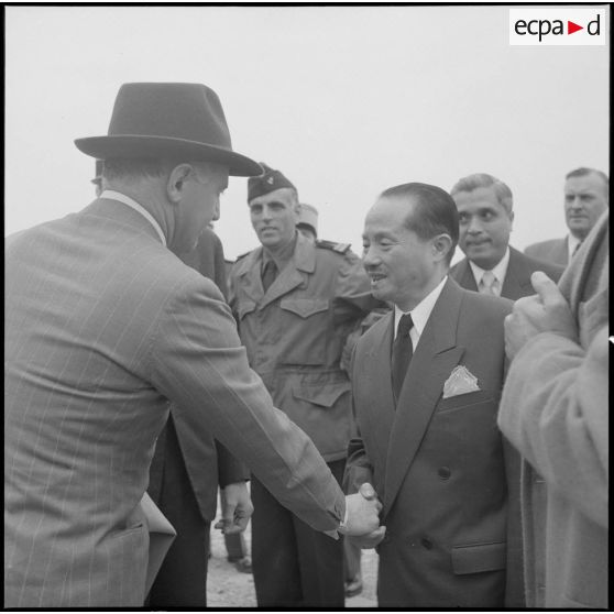Arrivée de M. Mac Mahon, ministre australien de l'Aviation et de la Marine, à l'aéroport de Gia Lam.