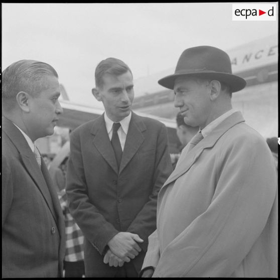 Arrivée de M. Mac Mahon, ministre australien de l'Aviation et de la Marine, à l'aéroport de Gia Lam.