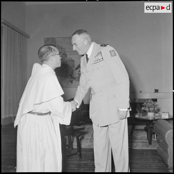 Le général de Linarès serre la main d'une personnalité religieuse invitée à sa réception.