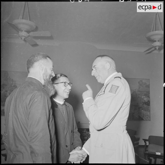 Le général de Linarès accueille deux de ses invités.