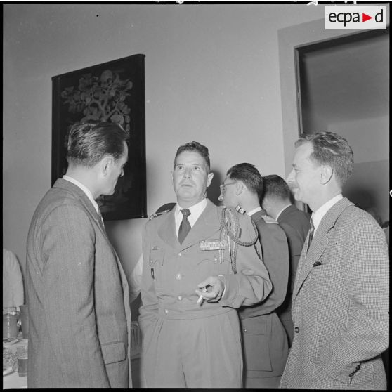 Le colonel Laimay en conversation avec deux journalistes chez le général de Linarès.
