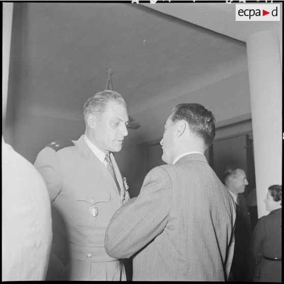 Le général Cogny en conversation avec un journaliste au cours de la réception organisée par le général de Linarès.