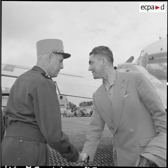 M. Mercier, parlementaire de la Commission, serre la main du général Salan.