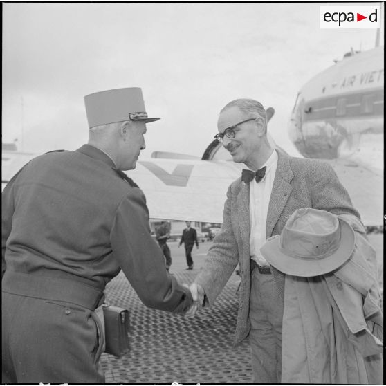 Monsieur Devinat, parlementaire de la Commission, serre la main du général Salan.