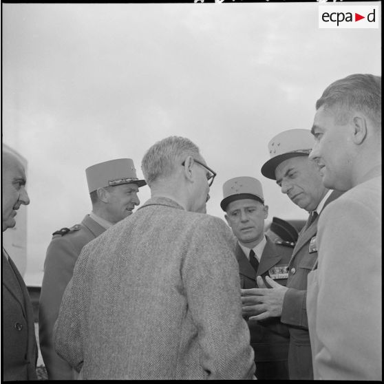 MM. Arnal, Devinat et Mercier s'entretiennent avec le général de Linarès.