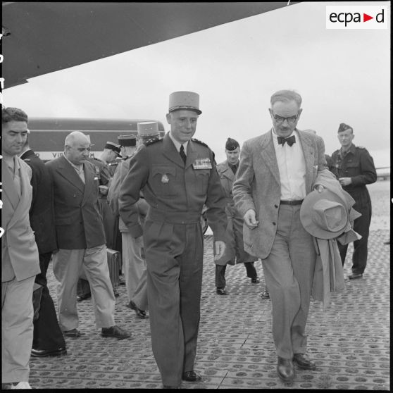 M. Devinat, parlementaire de la Commission, s'entretient avec le général Salan à son arrivée à l'aéroport de Gia Lam.