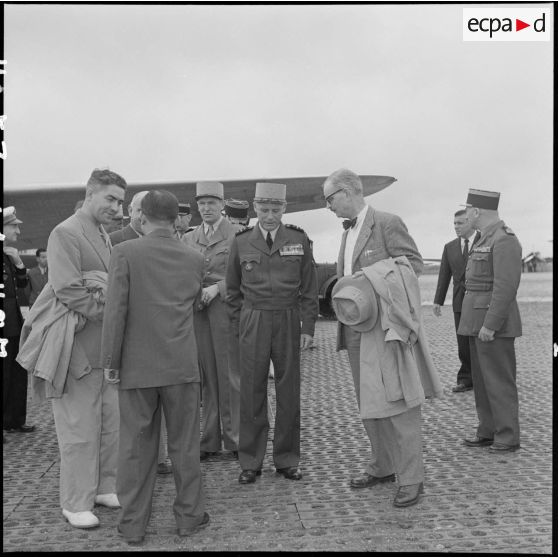 MM. Arnal, Devinat et Mercier s'entretiennent avec le général de Salan.