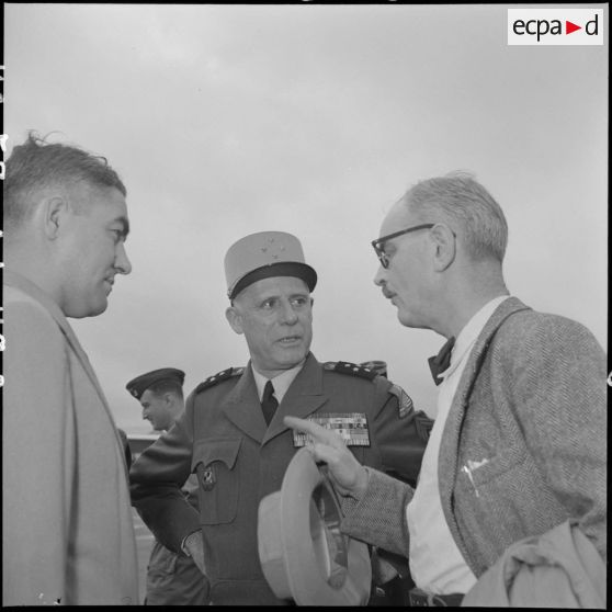 M. Mercier et M. Devinat s'entretiennent avec le général Salan.