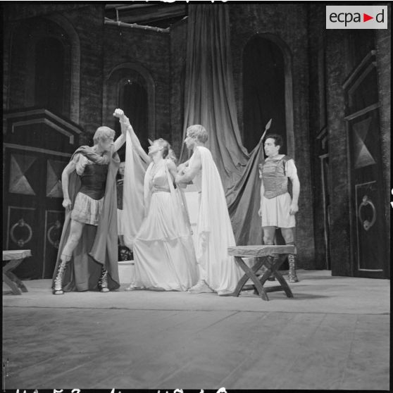 Une représentation de "Britannicus" au théâtre municipal d'Hanoï.