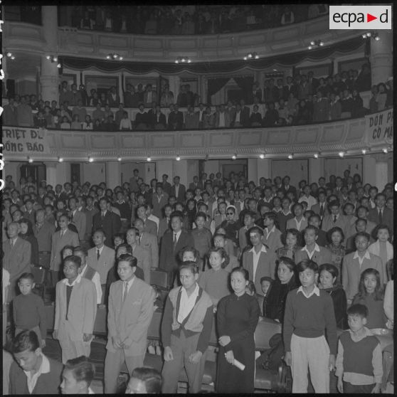 Auditeurs d'une réunion préliminaire aux élections municipales organisée au théâtre national d'Hanoï.