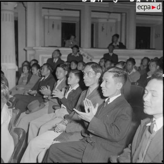 Auditeurs d'une réunion préliminaire aux élections municipales organisée au théâtre national d'Hanoï.