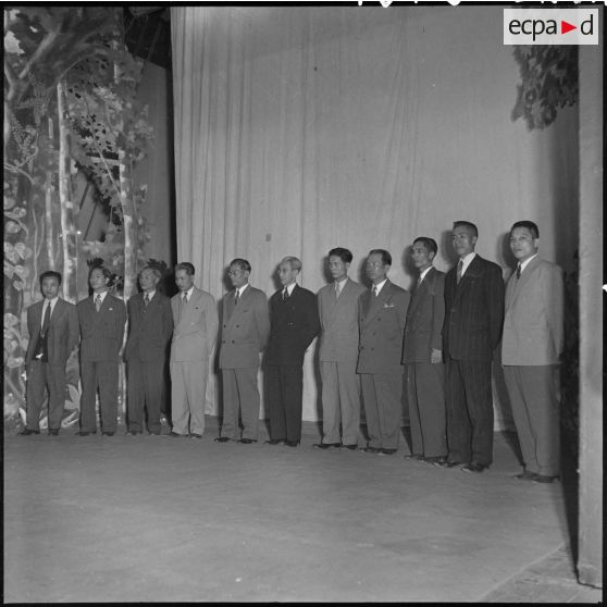 Personnalités politiques sur la scène du théâtre national d'Hanoï, au cours d'une réunion préliminaire aux élections municipales.