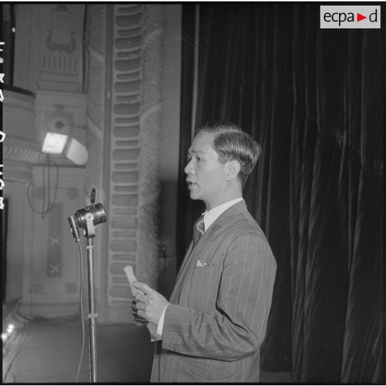 Discours d'une personnalité politique sur la scène du théâtre national d'Hanoï, au cours d'une réunion préliminaire aux élections municipales.