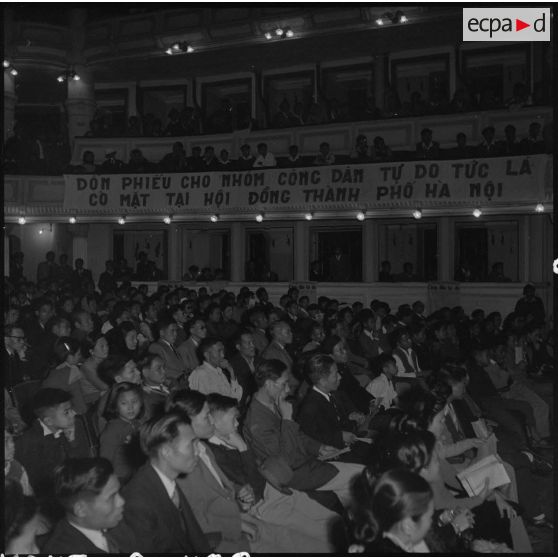 Auditeurs d'une réunion préliminaire aux élections municipales organisée au théâtre national d'Hanoï.