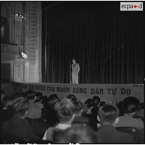 Réunion préliminaire aux élections municipales organisée au théâtre national d'Hanoï.