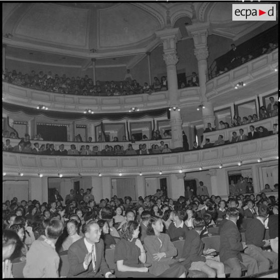 Spectateurs d'une représentation du "Théâtre de l'Union française" au théâtre municipal d'Hanoï, lors d'une matinée dédiée aux scolaires.