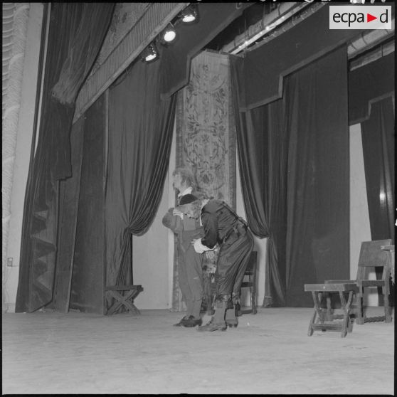 Une représentation du "Théâtre de l'Union française" au théâtre municipal d'Hanoï lors d'une soirée pour des scolaires.