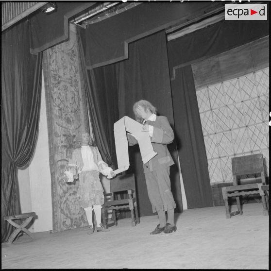 Une scène de l'acte III de "L'avare" de Molière au théâtre municipal d'Hanoï.