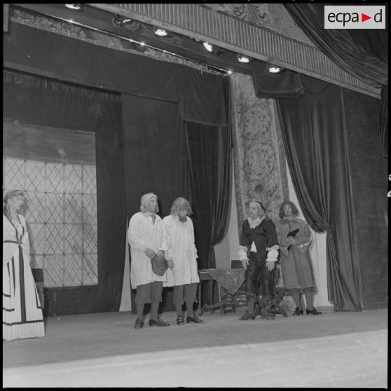 Une représentation du "Théâtre de l'Union française" au théâtre municipal d'Hanoï lors d'une soirée pour des scolaires.
