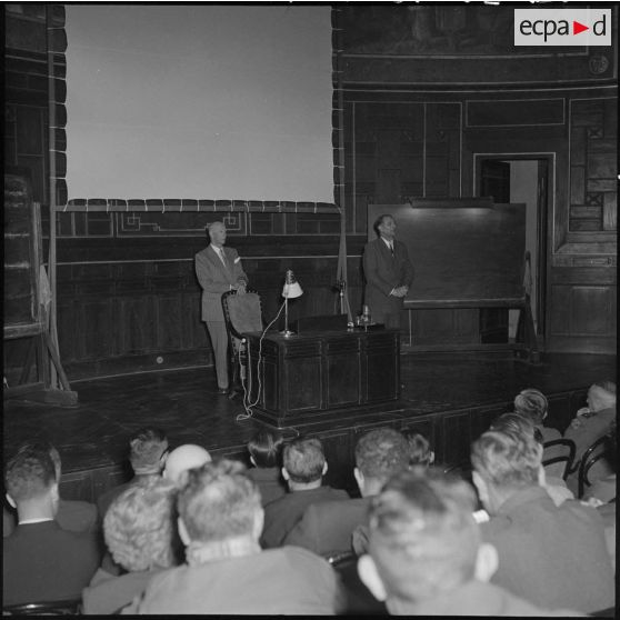 M. Maurice Bedet et M. Lassus sur l'estrade du grand amphithéâtre de l'université d'Hanoï.