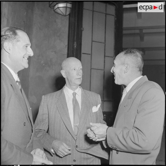 M. Maurice Bedet, M. le Doyen Huard de la faculté de médecine et M. le recteur Jean Lassus de l'université de Hanoï s'entretiennent.