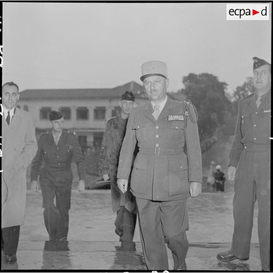 Le général de Berchoux se rend à la commémoration de la libération de Colmar célébrée en la cathédrale Saint-Joseph d'Hanoï.