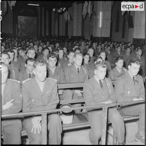 Des soldats du CEFEO (Corps expéditinnaire français en Extrême-Orient) pendant la messe de commémoration de la naissance du maréchal de Lattre et de la libération de Colmar à la cathédrale Saint-Joseph d'Hanoï.