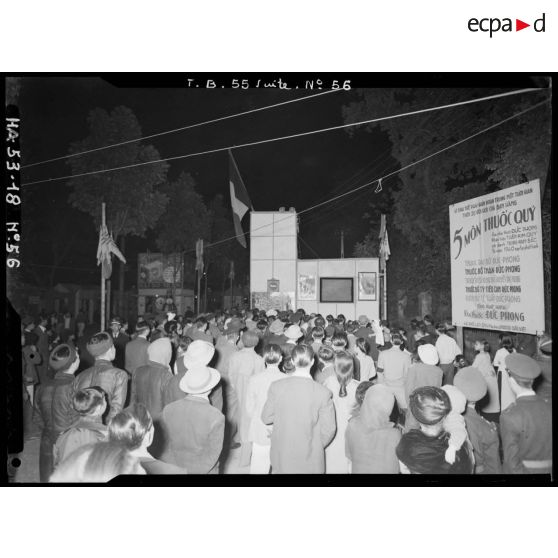 Le cinéma en plein air du stand "France" lors de la kermesse organisée au profit des invalides et des blessés de guerre d'Hanoï.