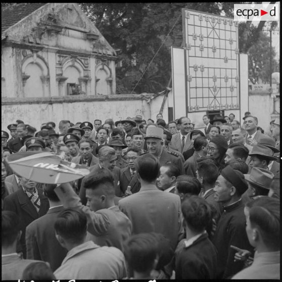 M. Nguyen Huu Tri et le général de Linarès au milieu de la foule lors de l'inauguration d'une kermesse organisée au profit des invalides et des blessés de guerre d'Hanoï.