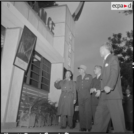 Le général de Linarès et M. Nguyen Huu Tri visitent le stand de la France sous la conduite M. Le Direach.