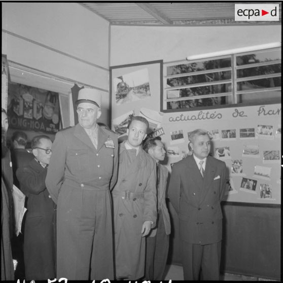 Le général de Linarès et M. Nguyen Huu Tri visitent le stand de la France sous la conduite M. Le Direach.