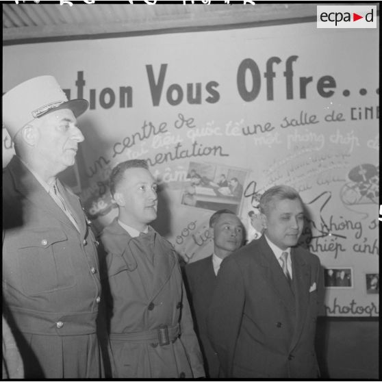 Le général de Linarès et M. Nguyen Huu Tri visitent le stand de la France sous la conduite M. Le Direach.