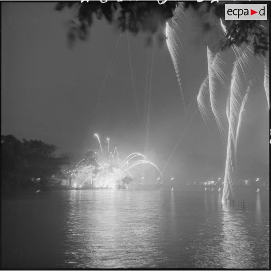 Le soir de l'inauguration de la kermesse au profit des invalides et blessés de guerre, un feu d'artifice sur le lac de l'Epée restituée (lac Hoan Kiem) a lieu.