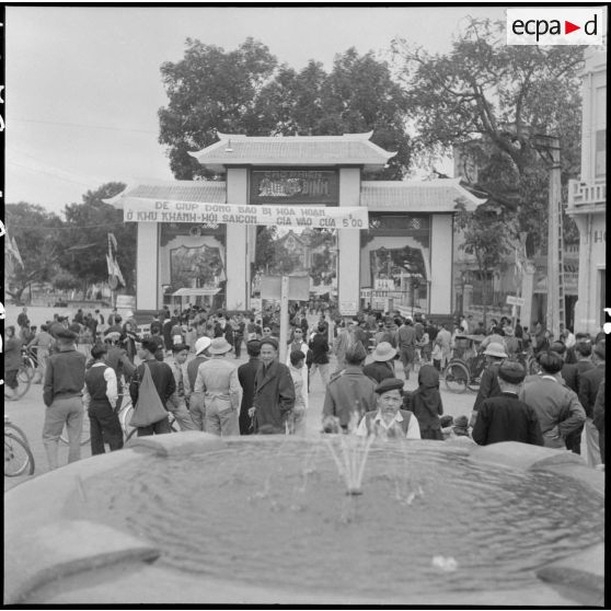 Foule venue pour la kermesse organisée au profit des invalides et des blessés de guerre d'Hanoï.