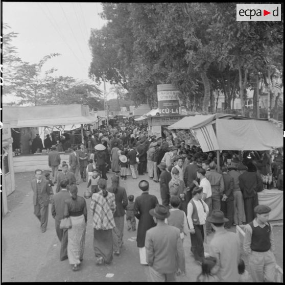Foule venue pour la kermesse organisée au profit des invalides et des blessés de guerre d'Hanoï.