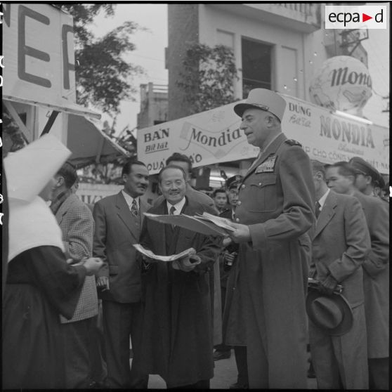 Le général de Linarès et M. Do Quang Giai à l'inauguration d'une kermesse organisée au profit des invalides et des blessés de guerre d'Hanoï.