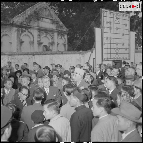 M. Nguyen Huu Tri et le général de Linarès au milieu de la foule lors de l'inauguration d'une kermesse organisée au profit des invalides et des blessés de guerre d'Hanoï.