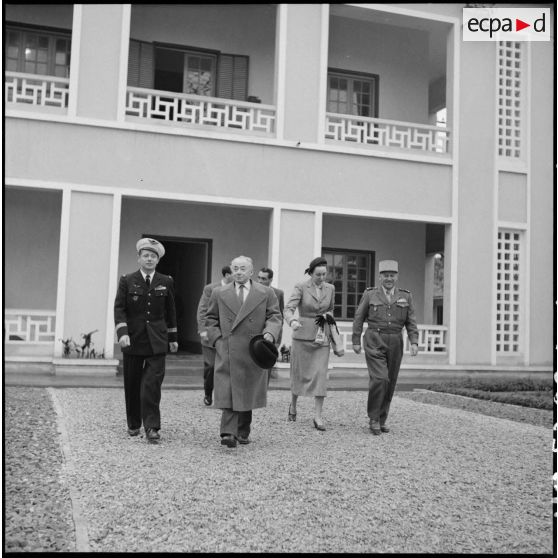 M. Paul Reynaud et sa femme sont accompagnés par le général de Berchoux et le colonel Duranthon à la base aérienne de Bach Mai lors de leur départ d'Hanoï.