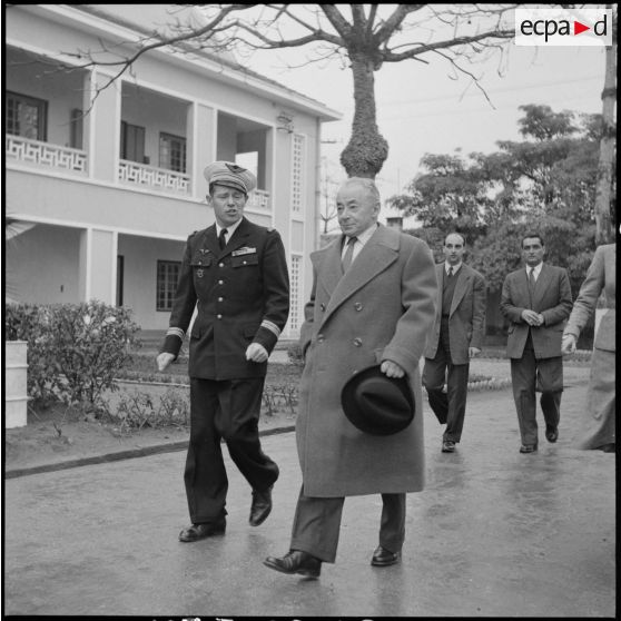 M. Paul Reynaud et le colonel Duranthon à Bach Mai.