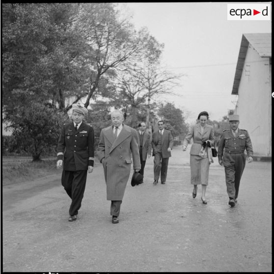 M. Paul Reynaud et sa femme sont accompagnés par le général de Berchoux et le colonel Duranthon à la base aérienne de Bach Mai pour leur départ d'Hanoï.