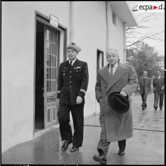 M. Paul Reynaud et le colonel Duranthon à Bach Mai.