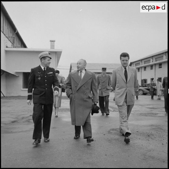 M. Paul Reynaud et le colonel Duranthon à Bach Mai.