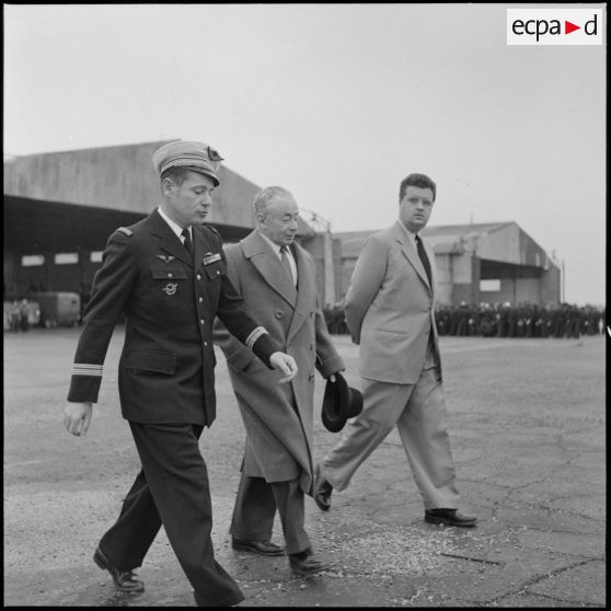 M. Paul Reynaud et le colonel Duranthon à Bach Mai.